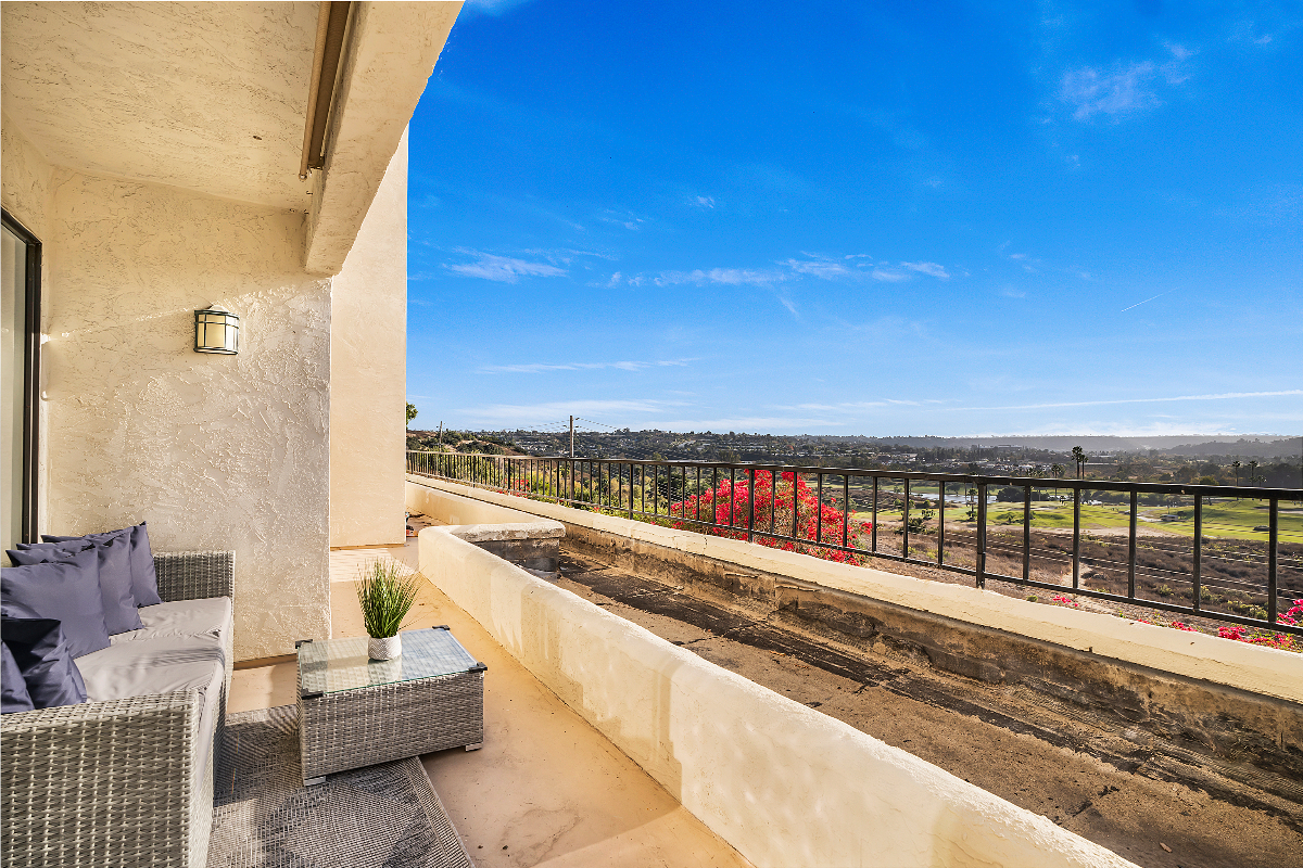 Golf course views from quiet and peaceful 2/2 in Tierrasanta (San Diego) - Photo 3