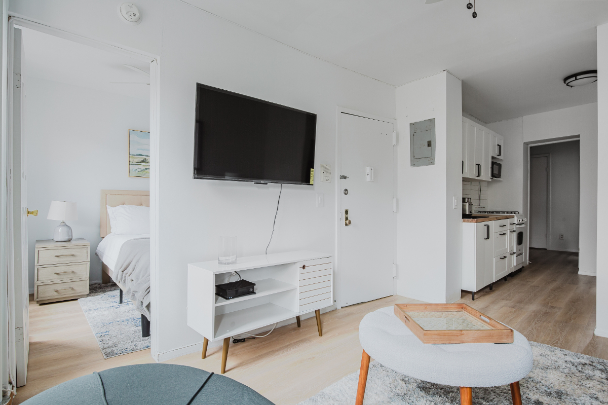 Beautiful one bedroom with office on amazing West Village street - Photo 4