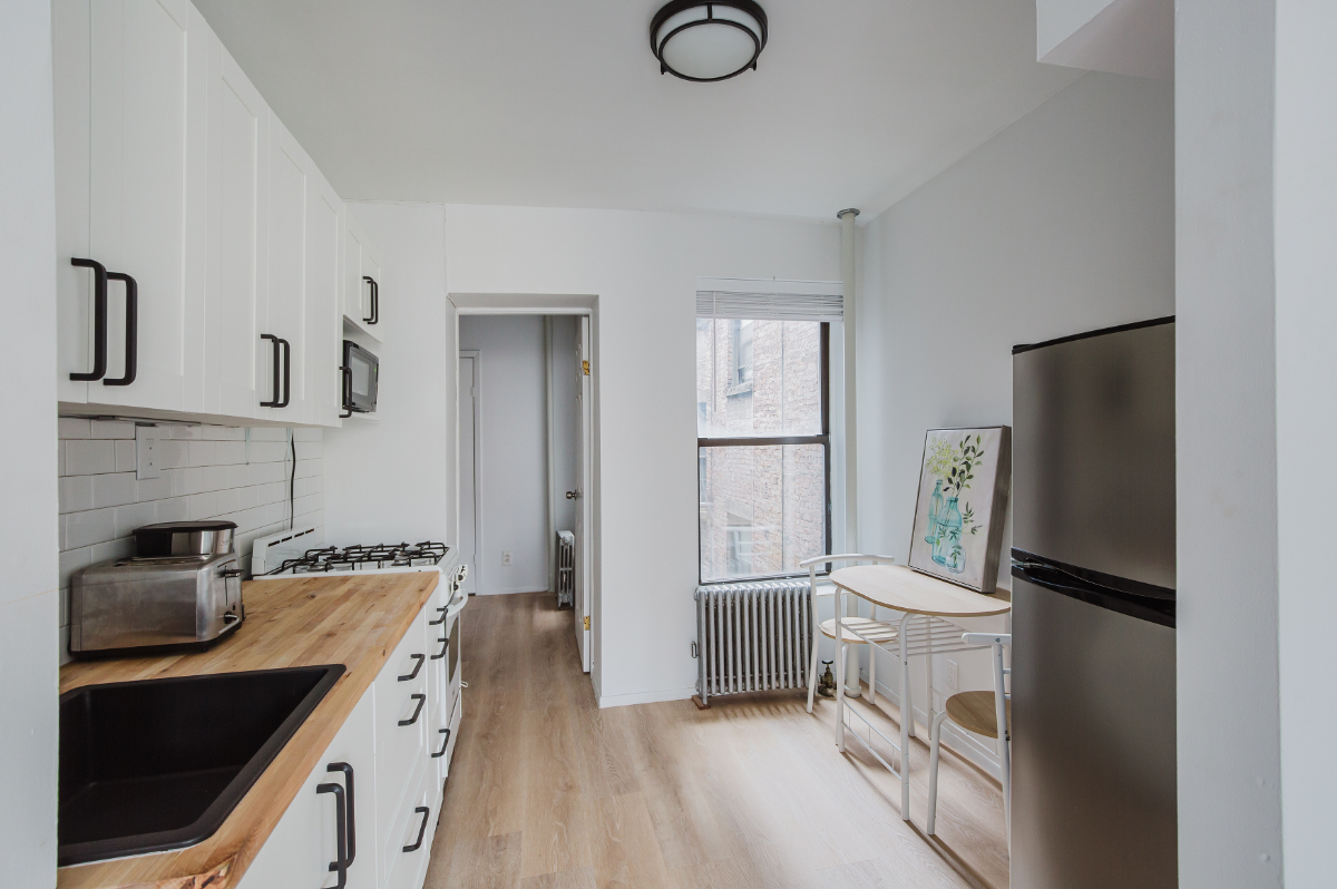 Beautiful one bedroom with office on amazing West Village street - Photo 6