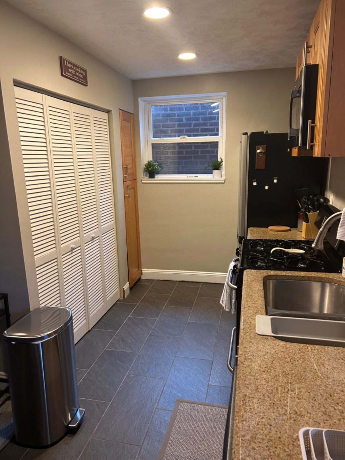 Convenient DC lower level apartment quiet neighborhood with lots of natural light! - Photo 9