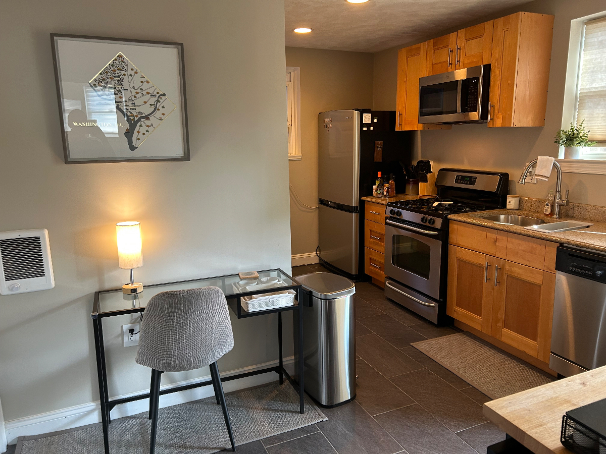 Convenient DC lower level apartment quiet neighborhood with lots of natural light! - Photo 7