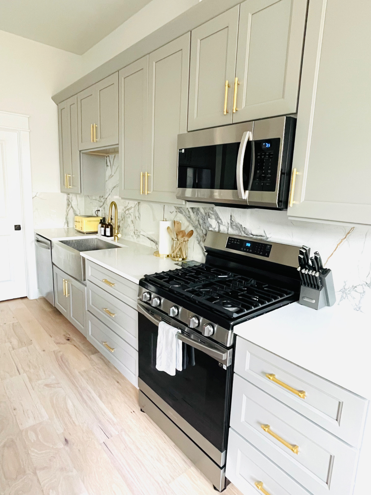 Entire new and modern 3bedroom 2.5 Bath centrally located - Photo 10