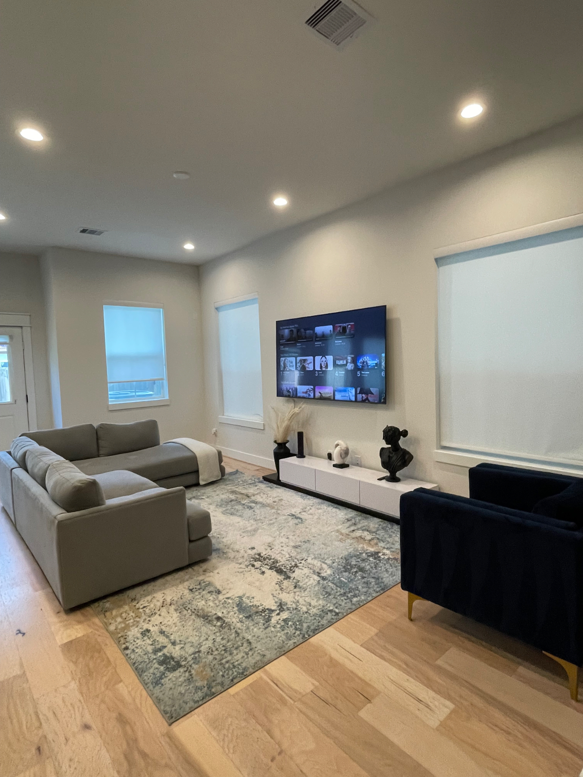 Entire new and modern 3bedroom 2.5 Bath centrally located - Photo 12