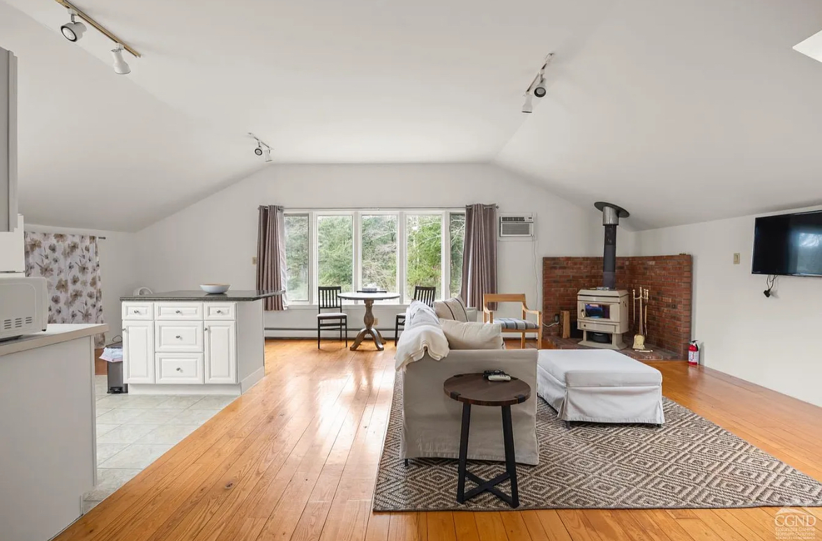 Loft Apt near Great Barrington - Photo 4