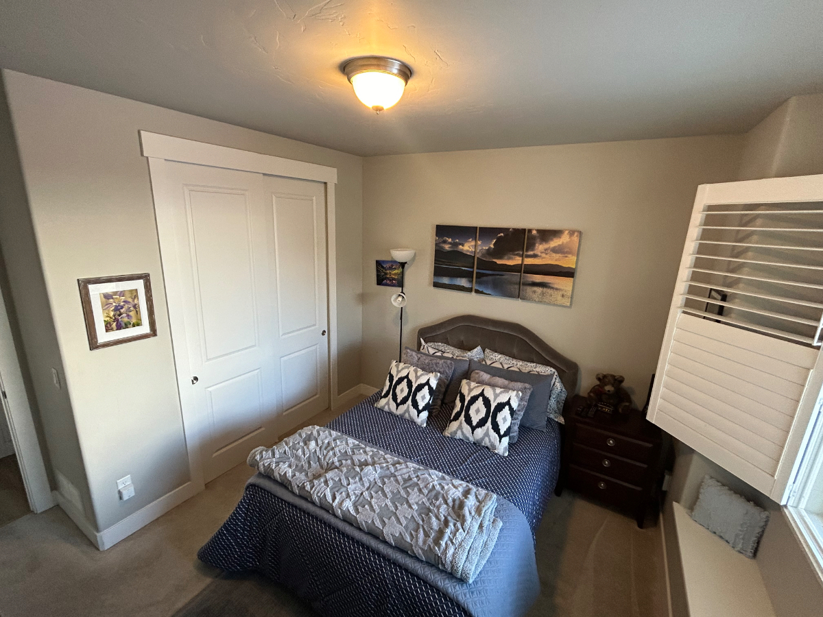 Fully Furnished Private Room in Modern Home Only 2 Miles from Top Hospitals in Colorado Springs - Photo 2
