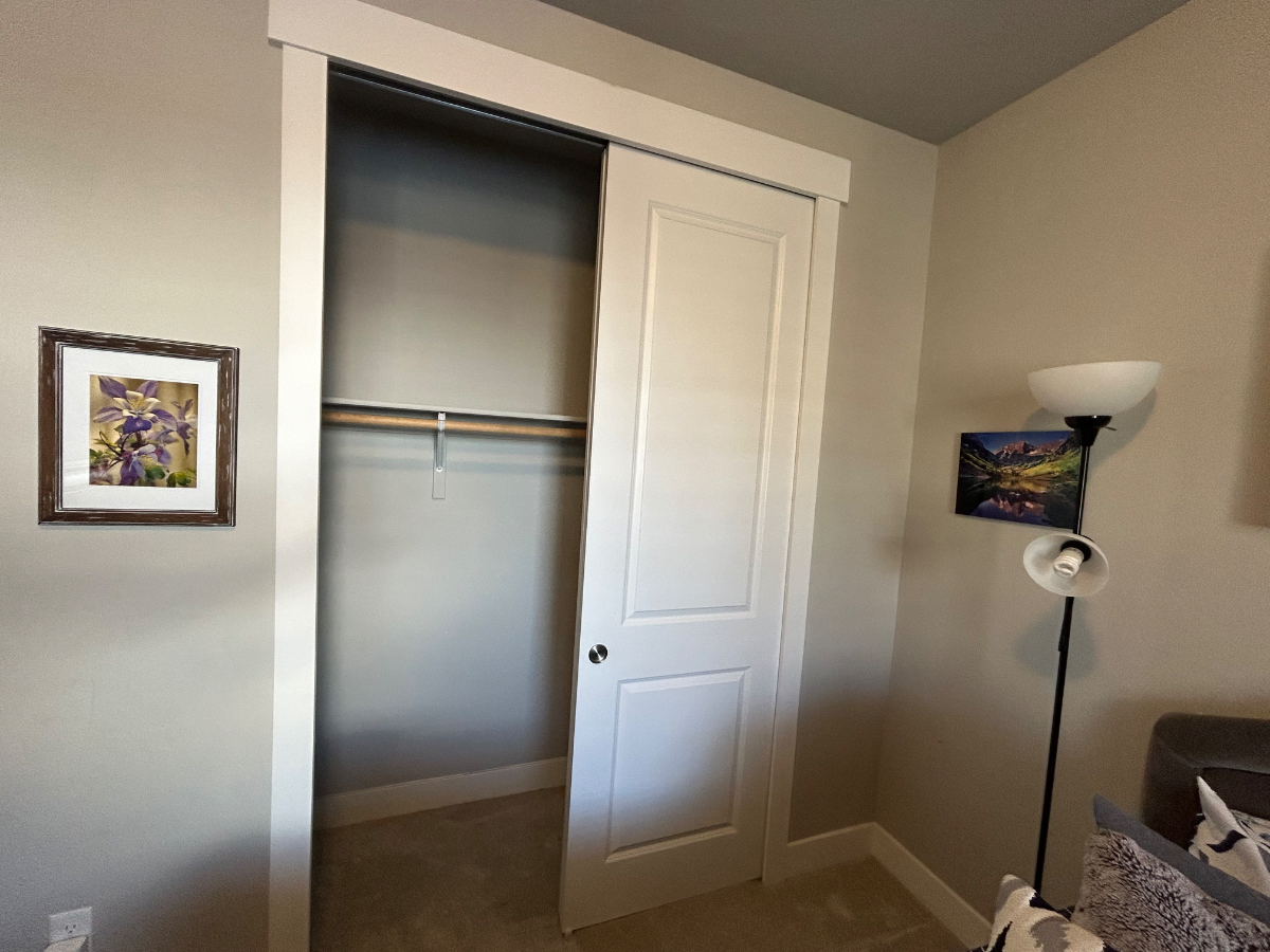 Fully Furnished Private Room in Modern Home Only 2 Miles from Top Hospitals in Colorado Springs - Photo 3