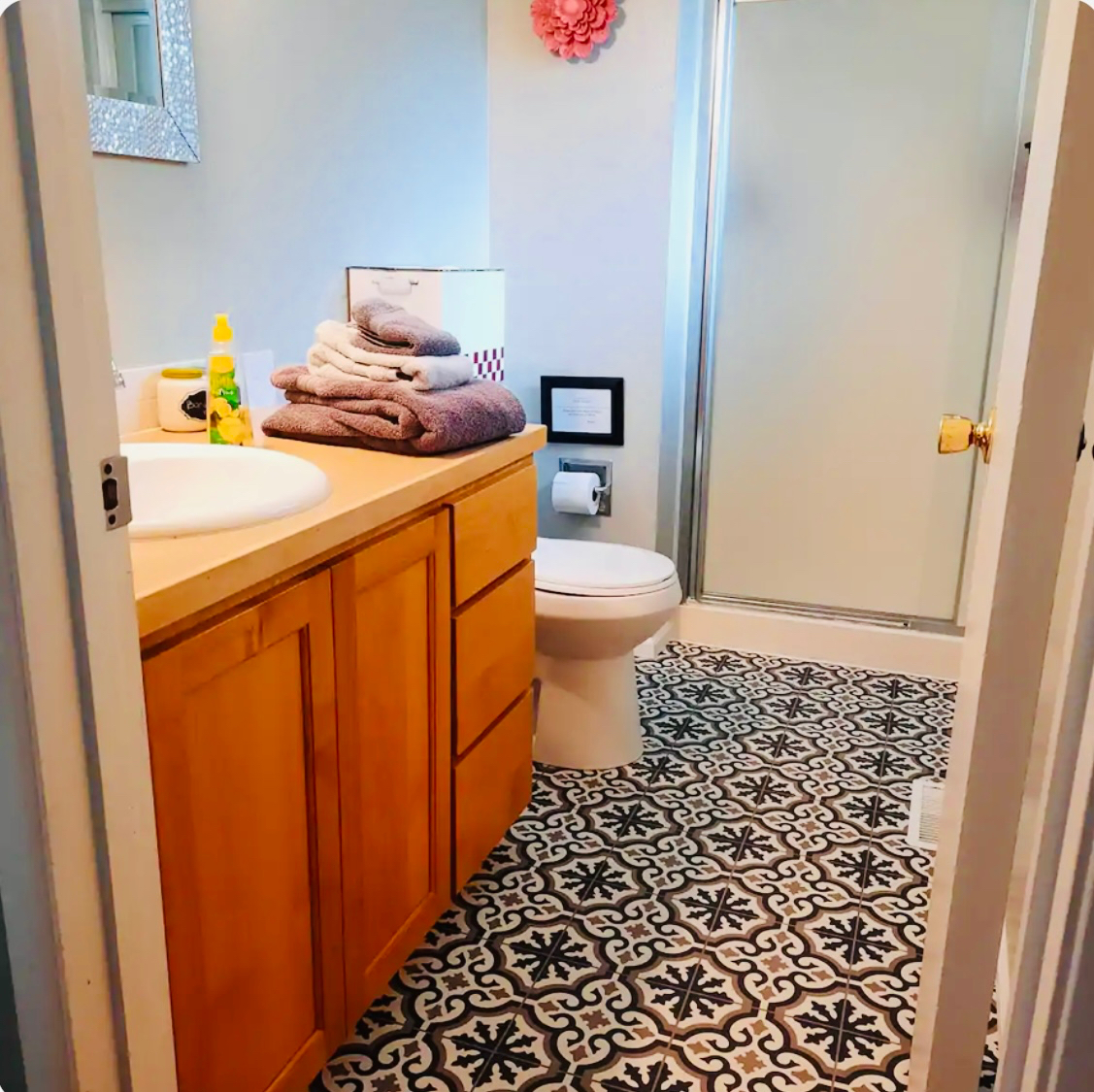 One bedroom suite with private fenced yard close to the hospital - Photo 4