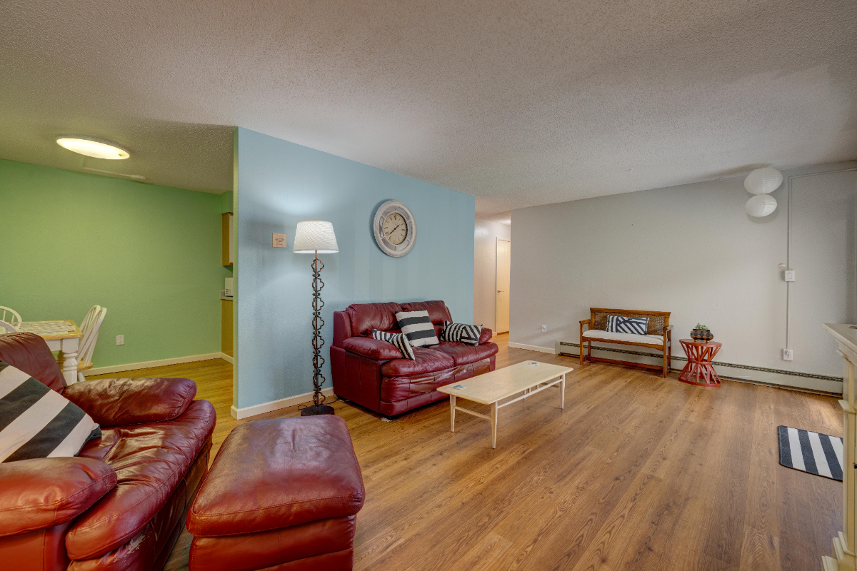 Beautifully Furnished Condo in Prime Central Location Mountain  and Shopping Center Near By - Photo 3
