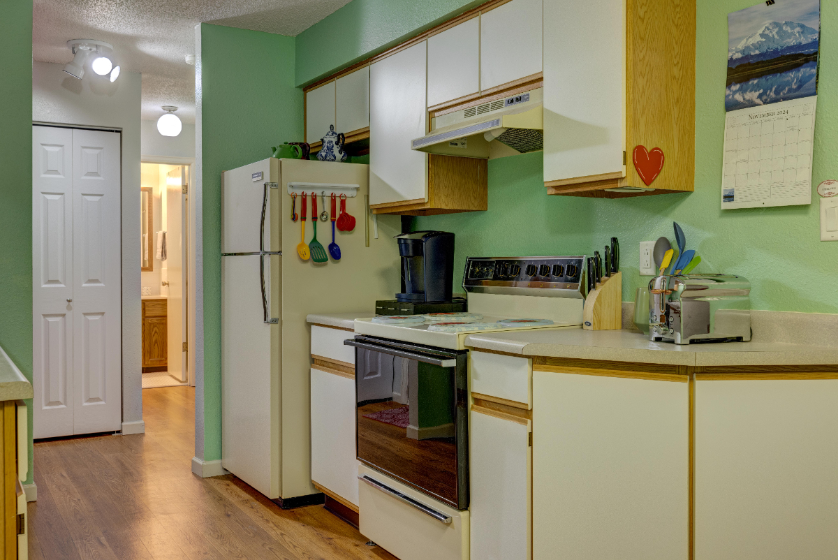 Beautifully Furnished Condo in Prime Central Location Mountain  and Shopping Center Near By - Photo 5