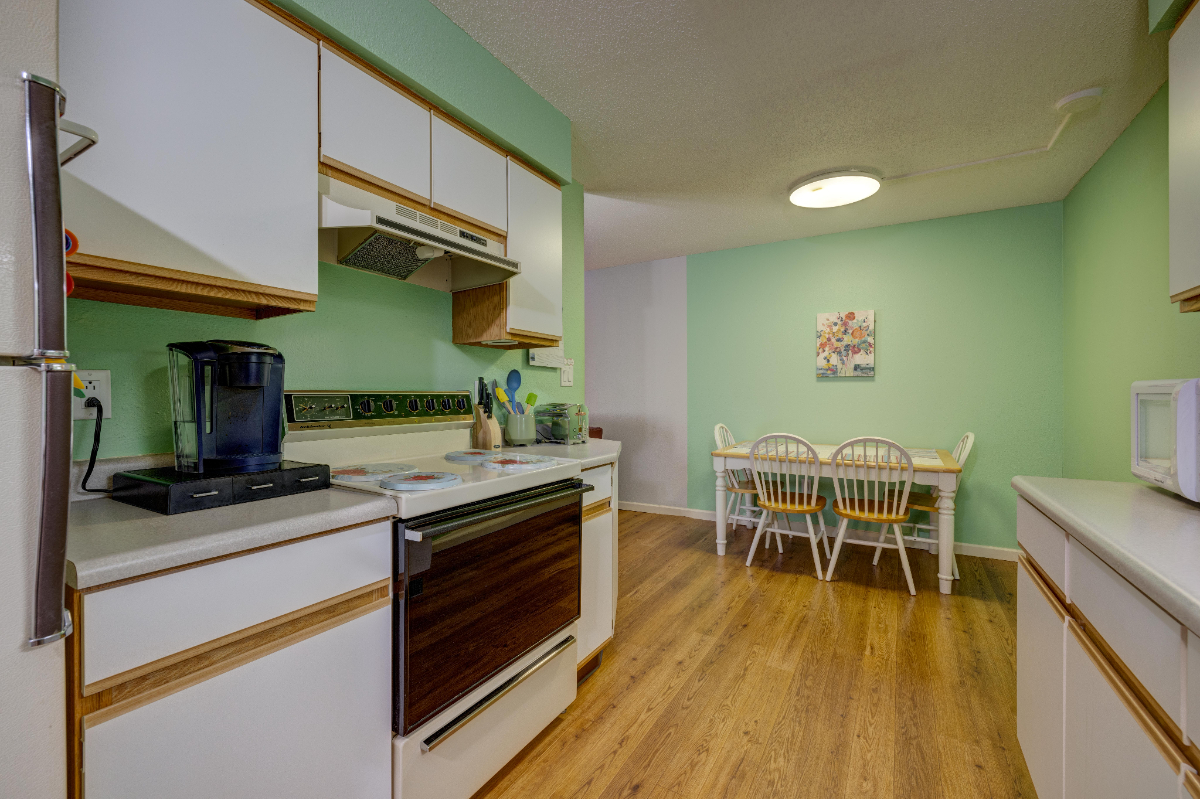 Beautifully Furnished Condo in Prime Central Location Mountain  and Shopping Center Near By - Photo 6