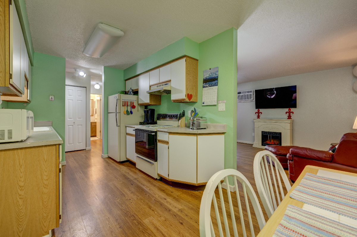 Beautifully Furnished Condo in Prime Central Location Mountain  and Shopping Center Near By - Photo 4