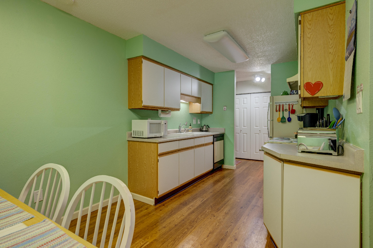 Beautifully Furnished Condo in Prime Central Location Mountain  and Shopping Center Near By - Photo 7