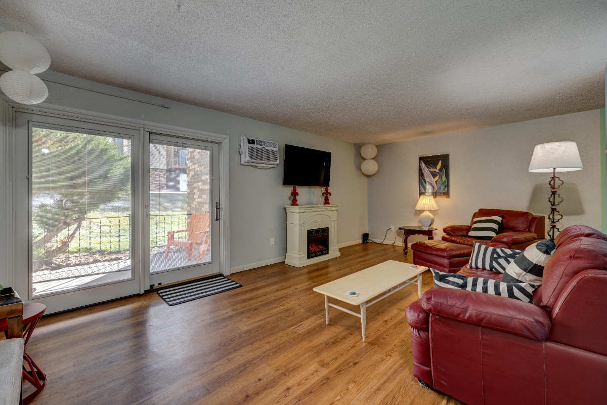 Beautifully Furnished Condo in Prime Central Location Mountain  and Shopping Center Near By - Photo 2