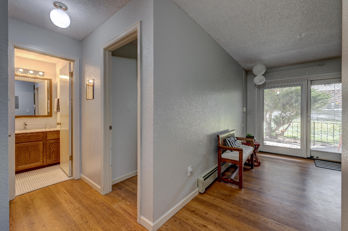 Beautifully Furnished Condo in Prime Central Location Mountain  and Shopping Center Near By - Photo 10