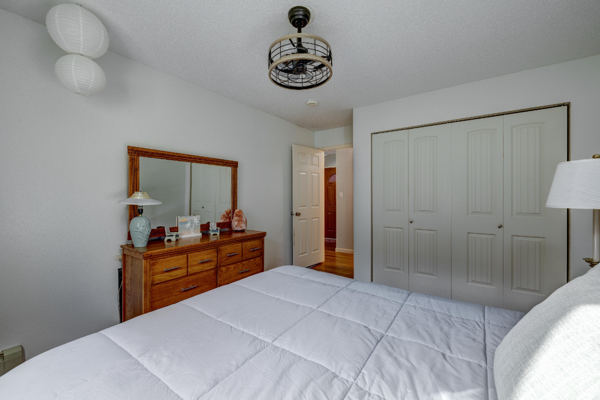 Beautifully Furnished Condo in Prime Central Location Mountain  and Shopping Center Near By - Photo 9