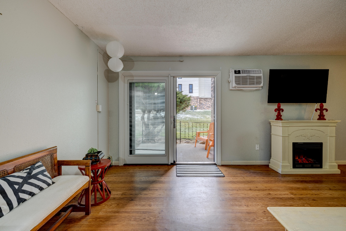 Beautifully Furnished Condo in Prime Central Location Mountain  and Shopping Center Near By - Photo 12