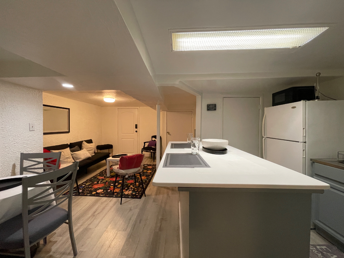 Charming Basement Apartment with Modern Amenities and Backyard Acces - Photo 1