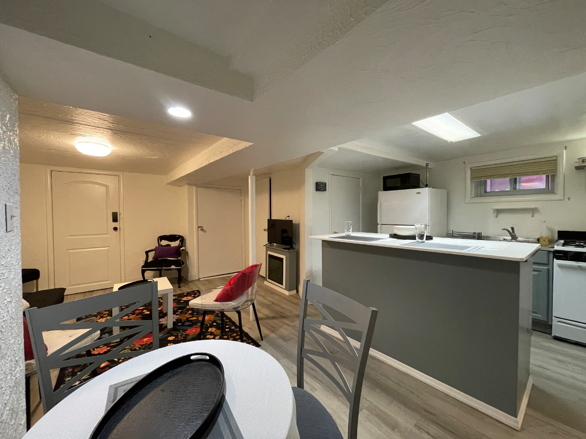 Charming Basement Apartment with Modern Amenities and Backyard Acces - Photo 3