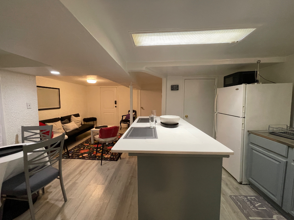Charming Basement Apartment with Modern Amenities and Backyard Acces - Photo 4