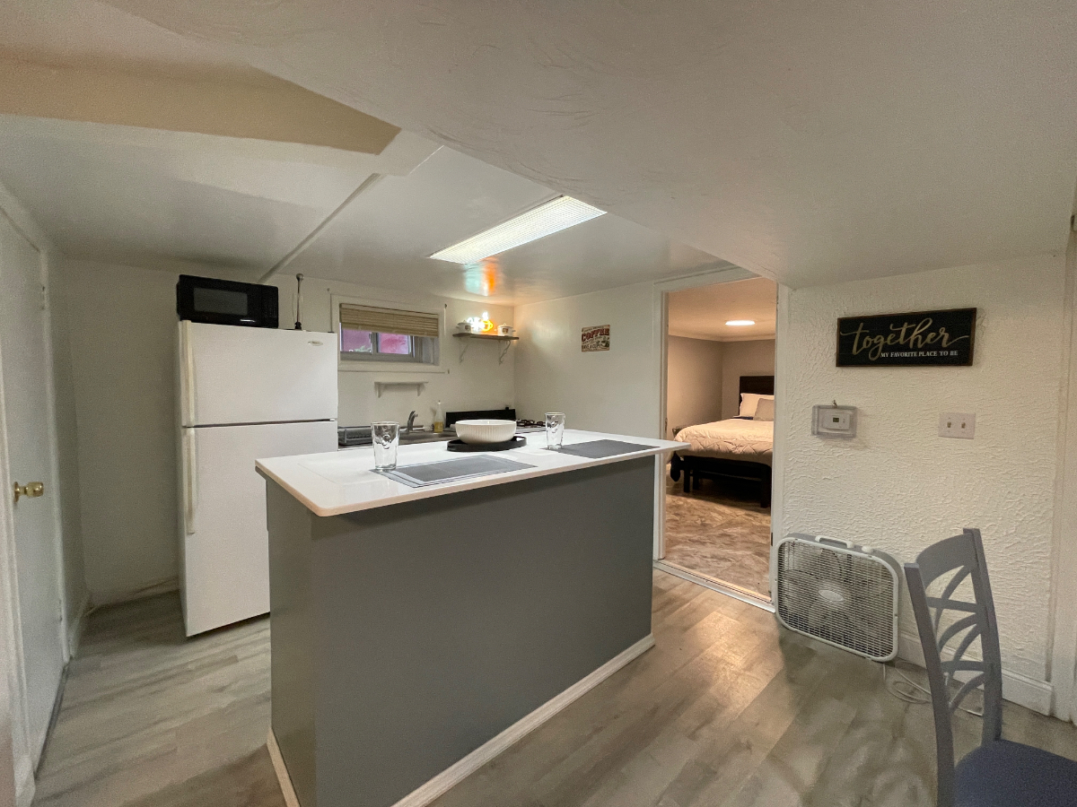 Charming Basement Apartment with Modern Amenities and Backyard Acces - Photo 6