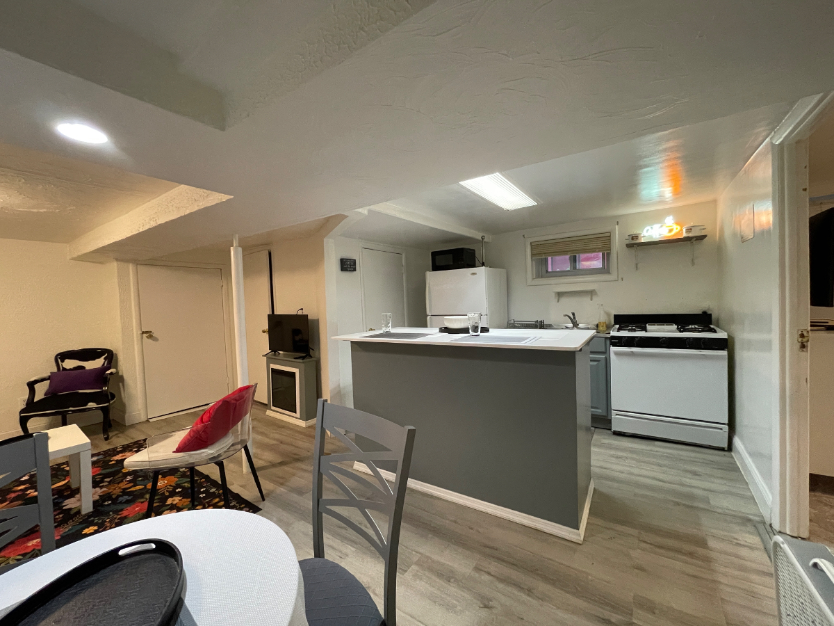 Charming Basement Apartment with Modern Amenities and Backyard Acces - Photo 5