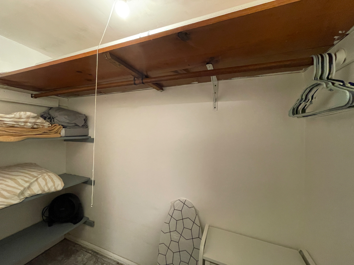 Charming Basement Apartment with Modern Amenities and Backyard Acces - Photo 7