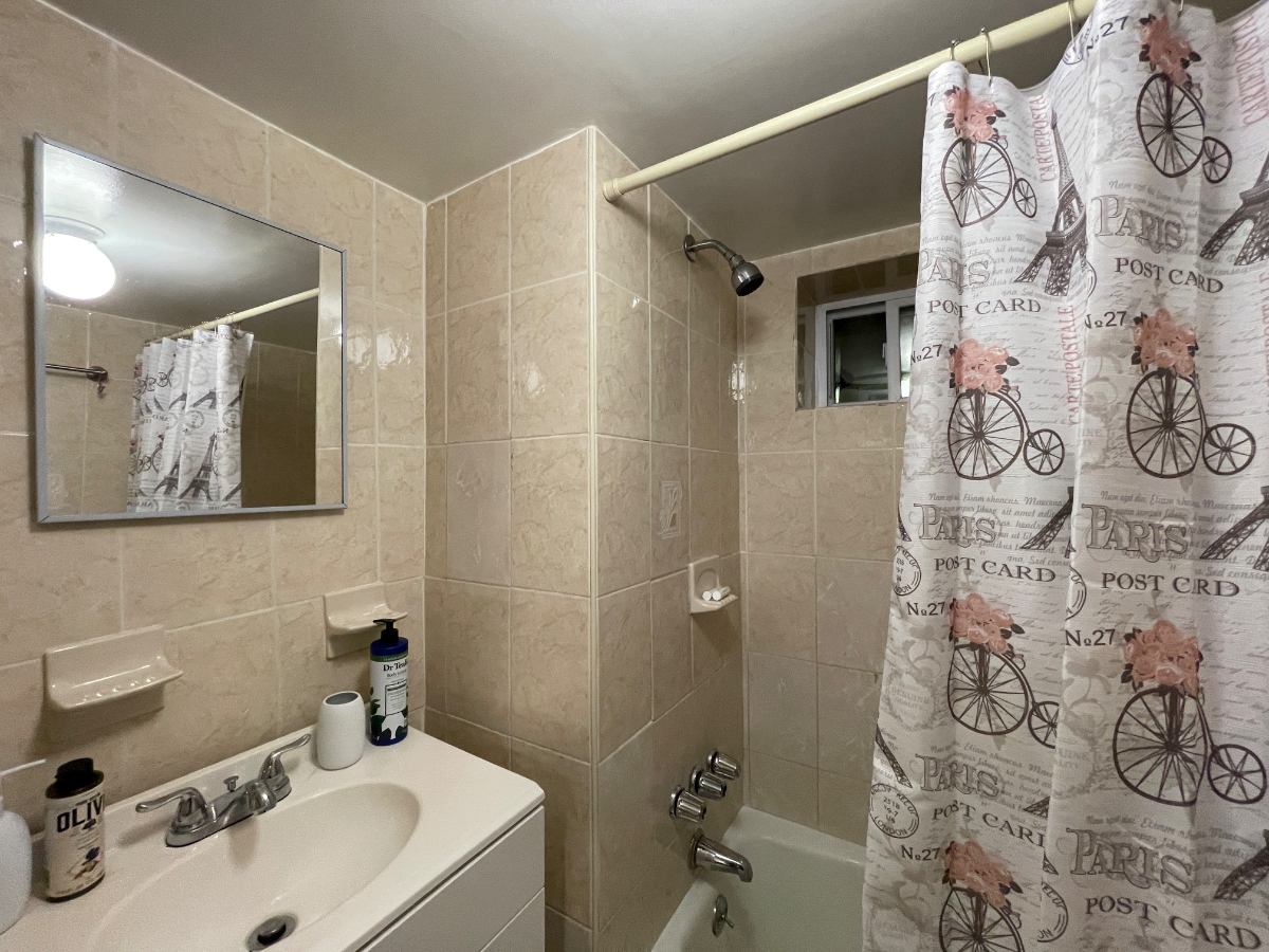 Charming Basement Apartment with Modern Amenities and Backyard Acces - Photo 8
