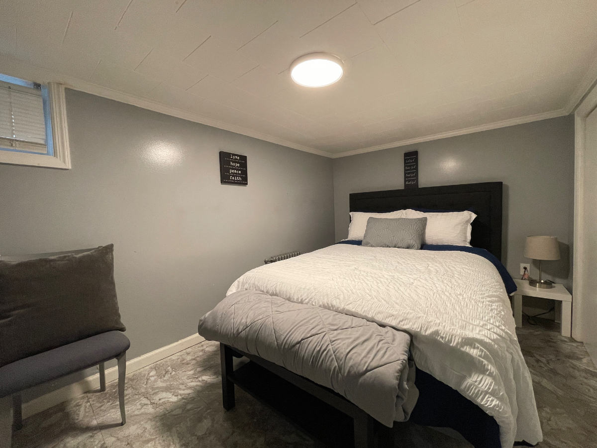 Charming Basement Apartment with Modern Amenities and Backyard Acces - Photo 9