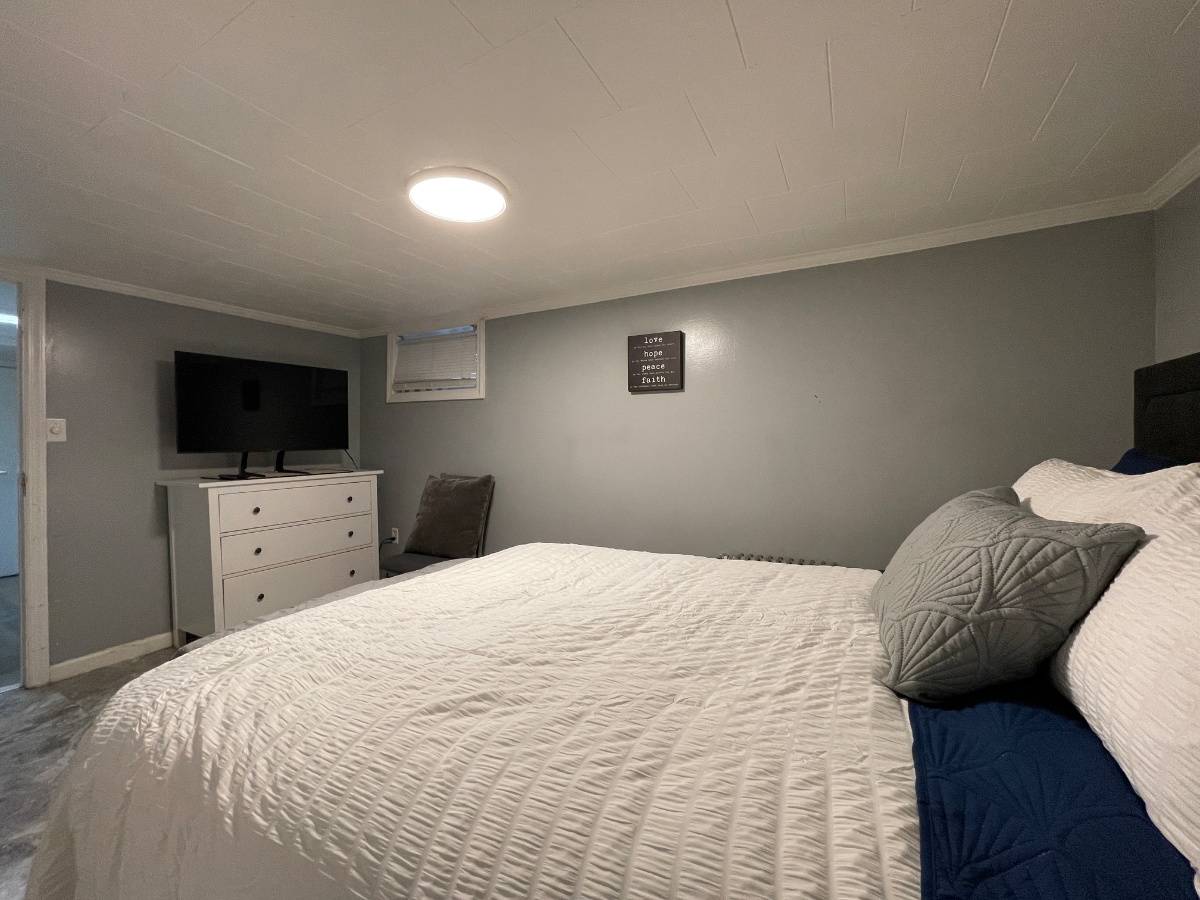 Charming Basement Apartment with Modern Amenities and Backyard Acces - Photo 10