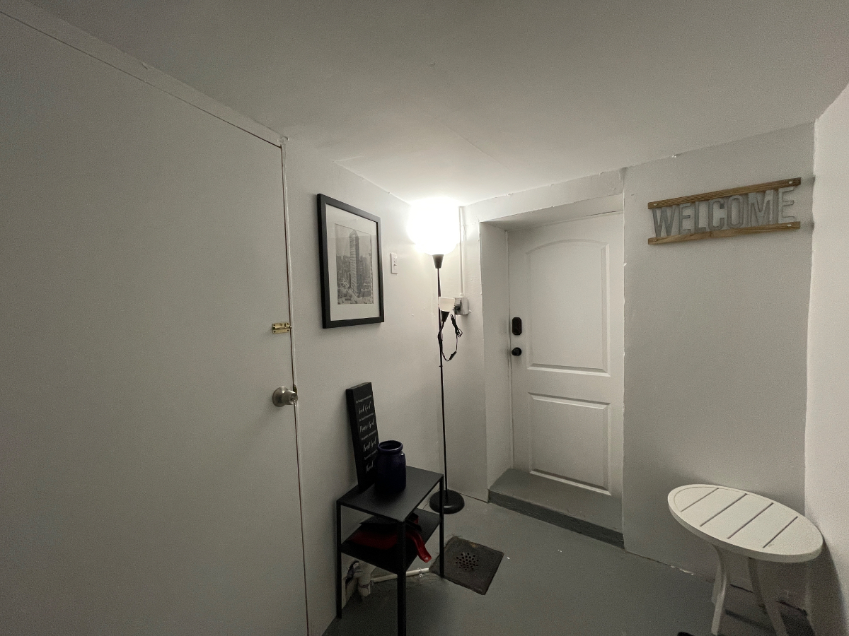 Charming Basement Apartment with Modern Amenities and Backyard Acces - Photo 11