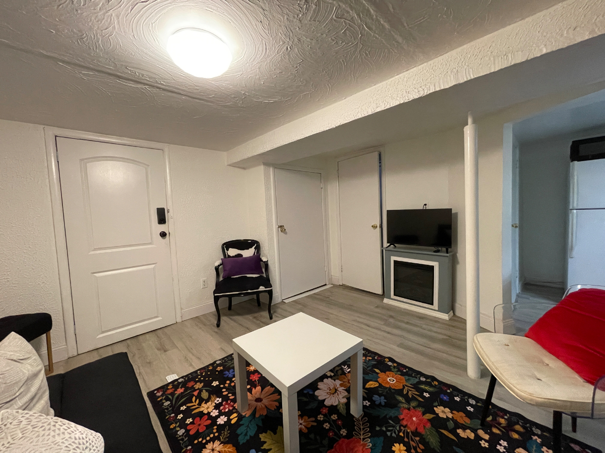 Charming Basement Apartment with Modern Amenities and Backyard Acces - Photo 12
