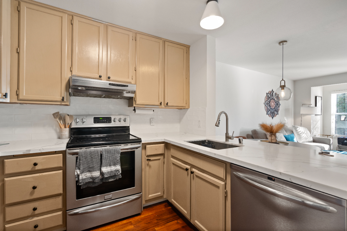 Bright and Cozy Condo with Parking in a Safe Neighborhood Potrero Hill - Photo 4