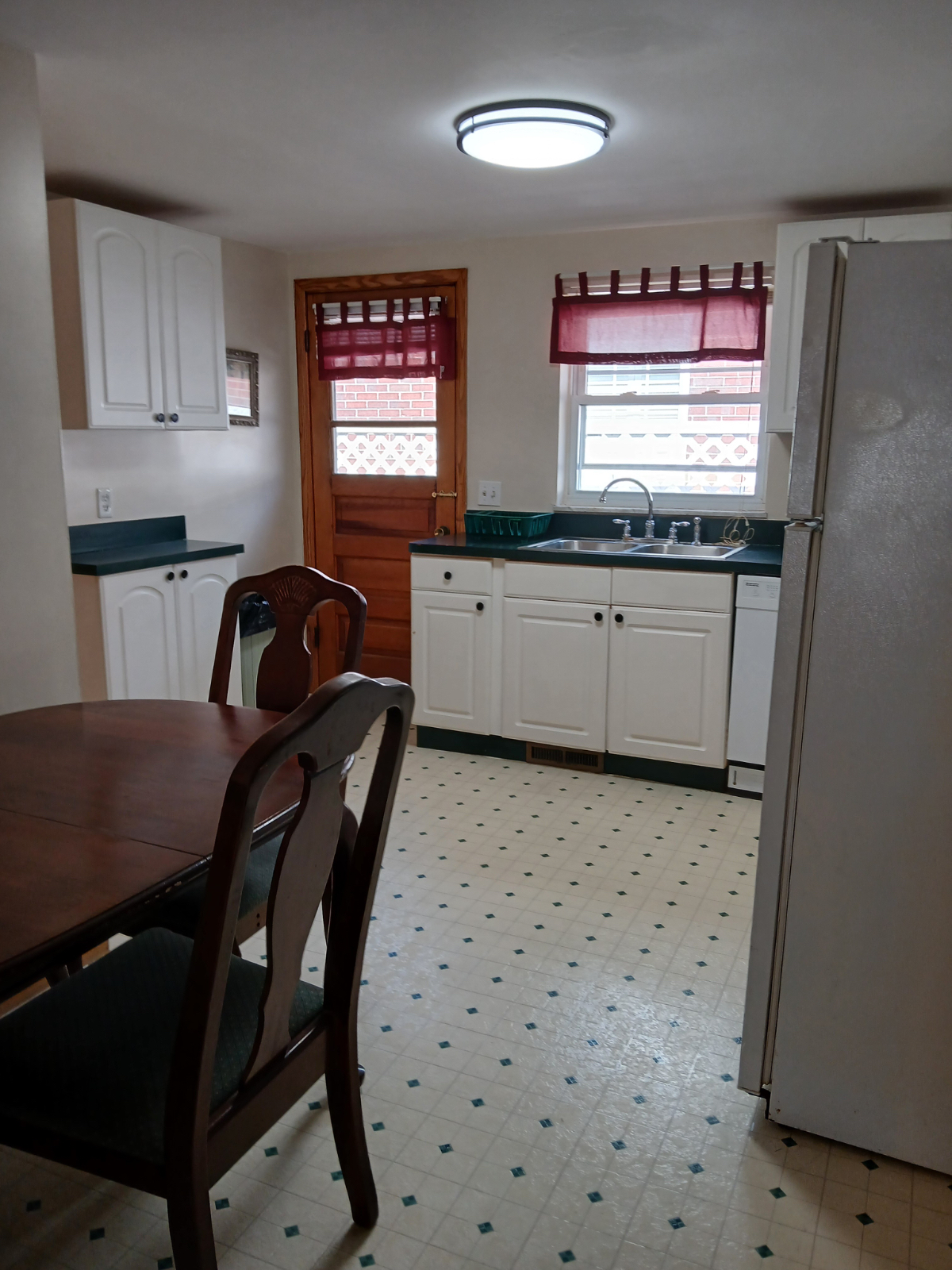 Charming 2 Bedroom Across From Country Club - Photo 3