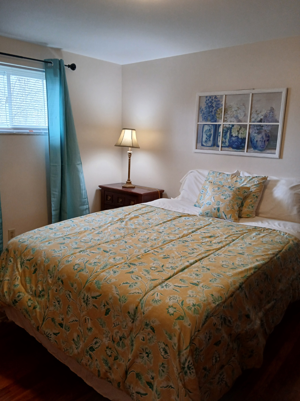 Charming 2 Bedroom Across From Country Club - Photo 4