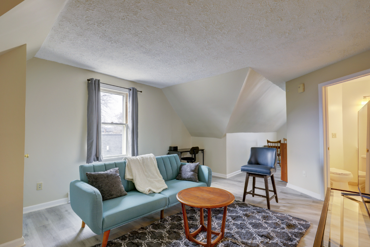 Comfortable 2 bedroom Center city apartment