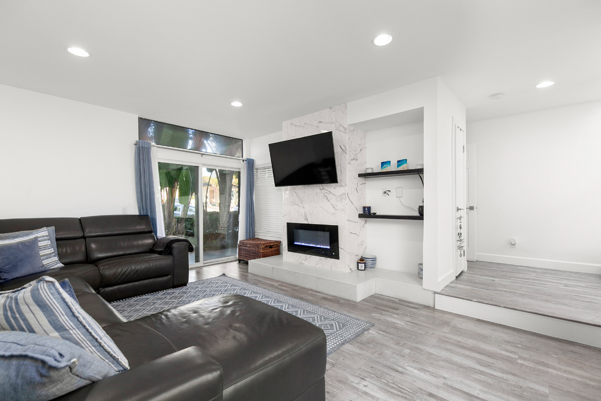 Modern Townhome 2 Blocks from Beach - Photo 3