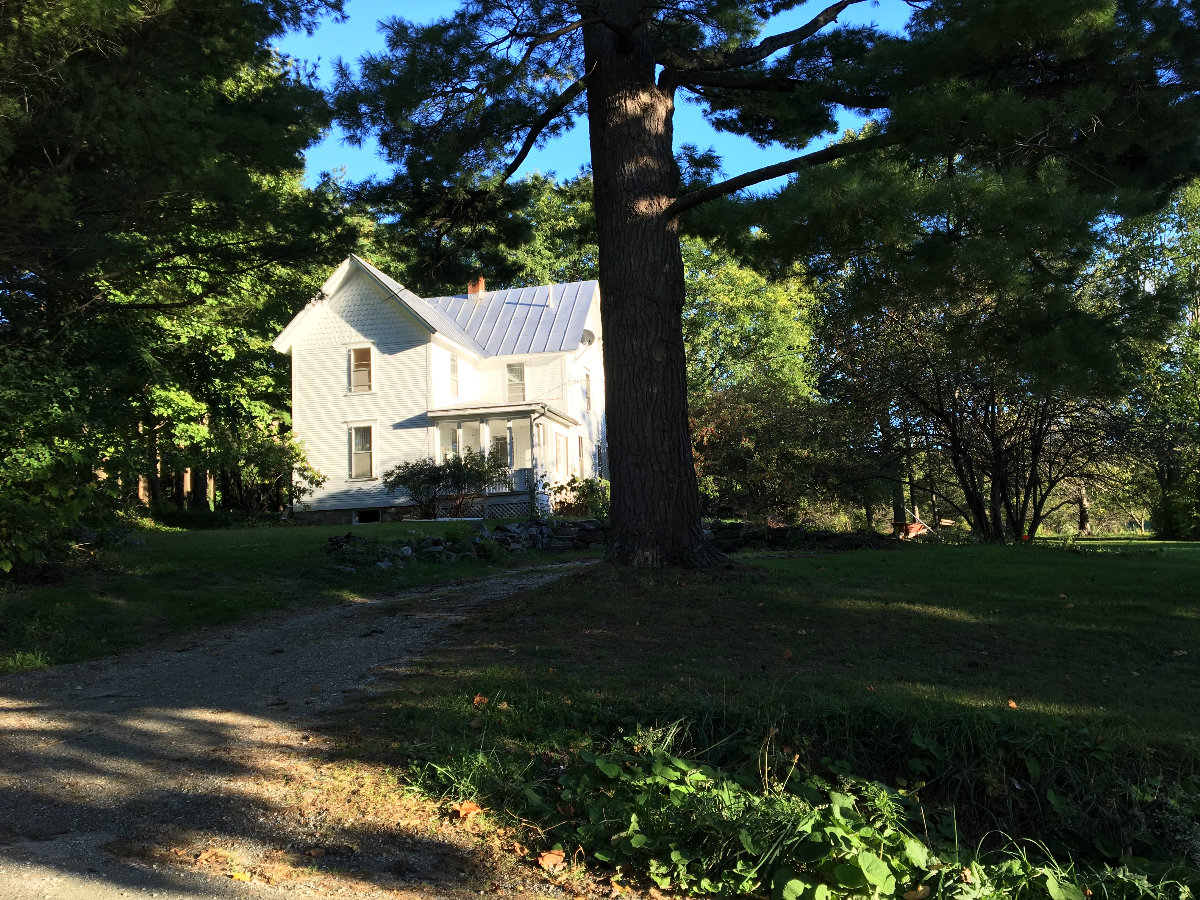 Sun-Filled, Cozy 3BR, 1.5BA Furnished Farmhouse with All Amenities on 15 Acres of meadow and orchard - Photo 2