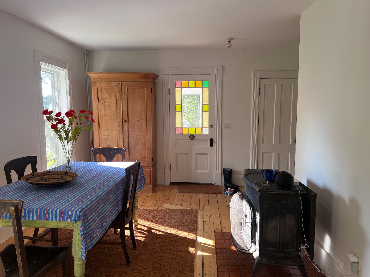 Sun-Filled, Cozy 3BR, 1.5BA Furnished Farmhouse with All Amenities on 15 Acres of meadow and orchard - Photo 4