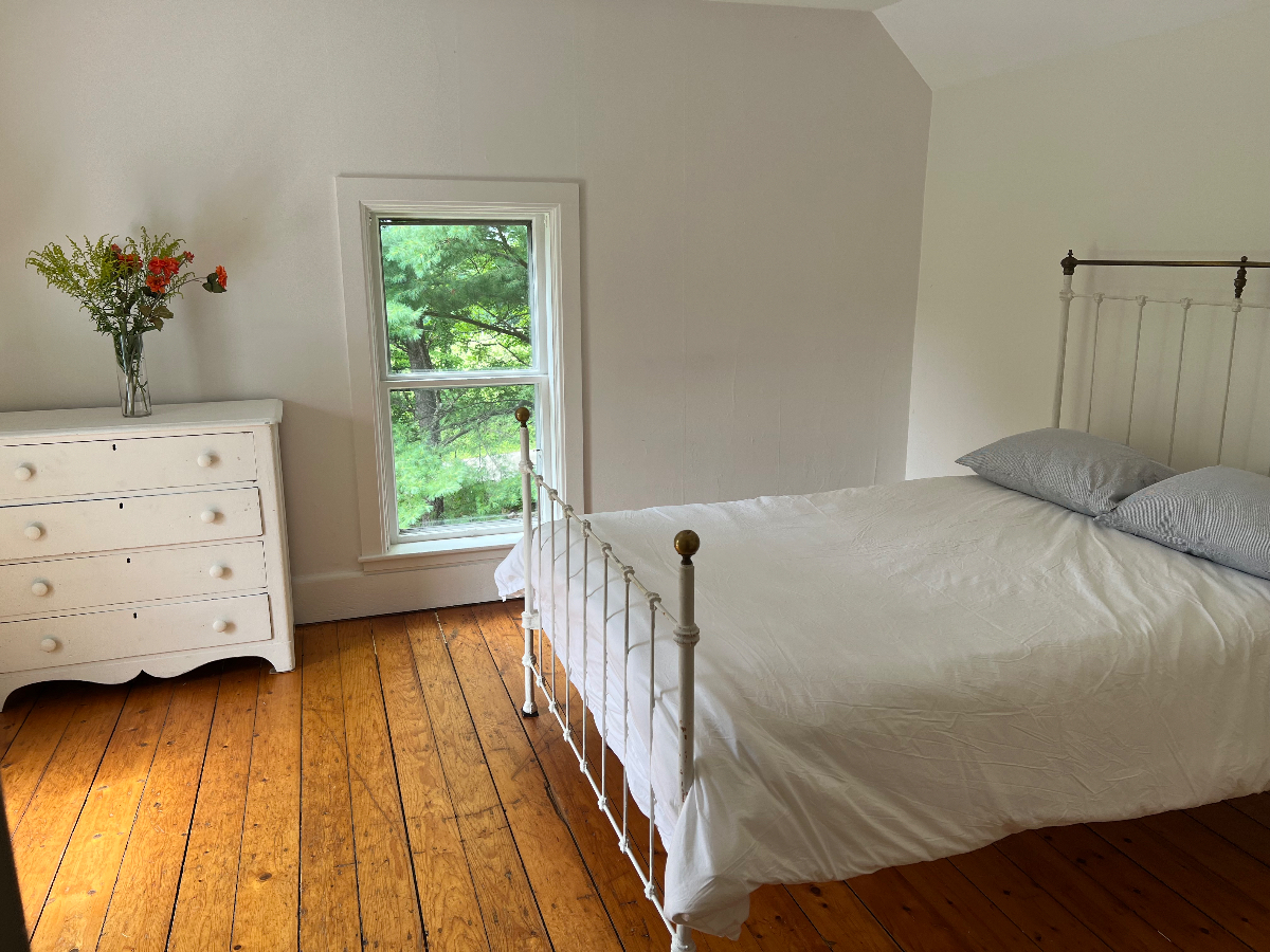 Sun-Filled, Cozy 3BR, 1.5BA Furnished Farmhouse with All Amenities on 15 Acres of meadow and orchard - Photo 9