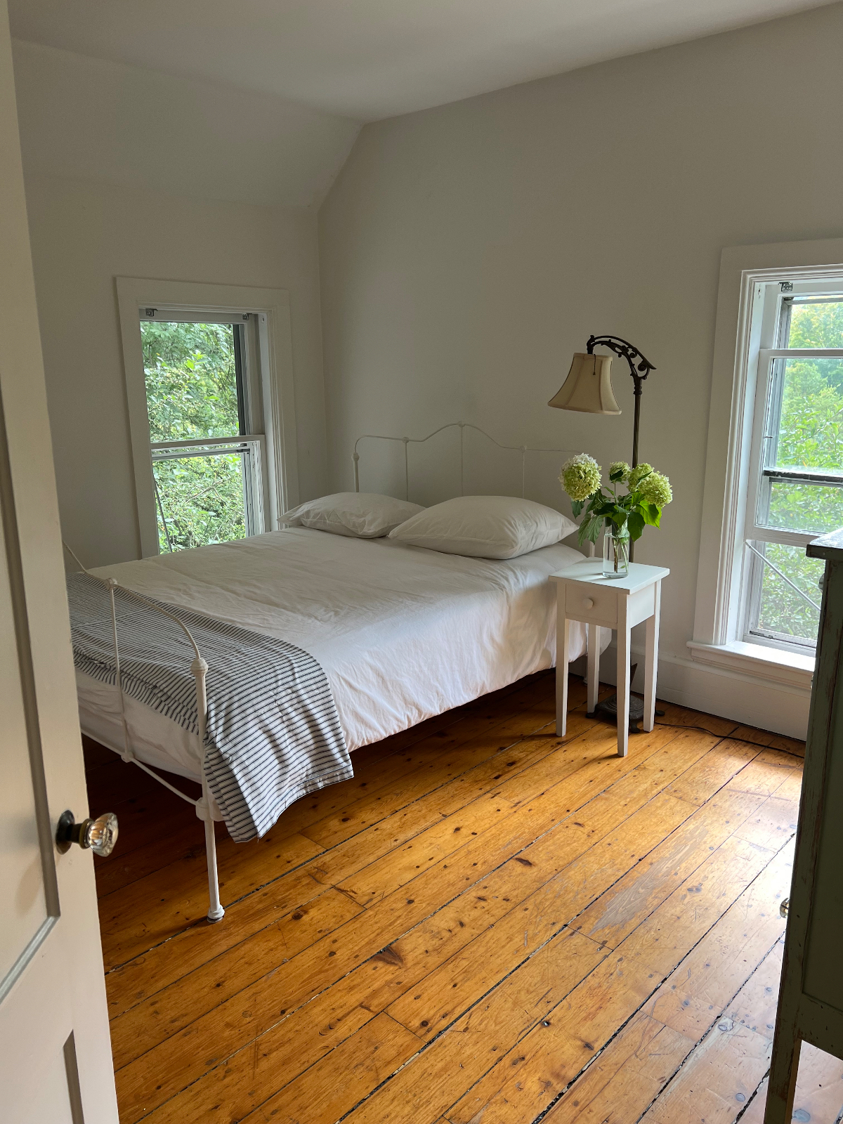 Sun-Filled, Cozy 3BR, 1.5BA Furnished Farmhouse with All Amenities on 15 Acres of meadow and orchard - Photo 10