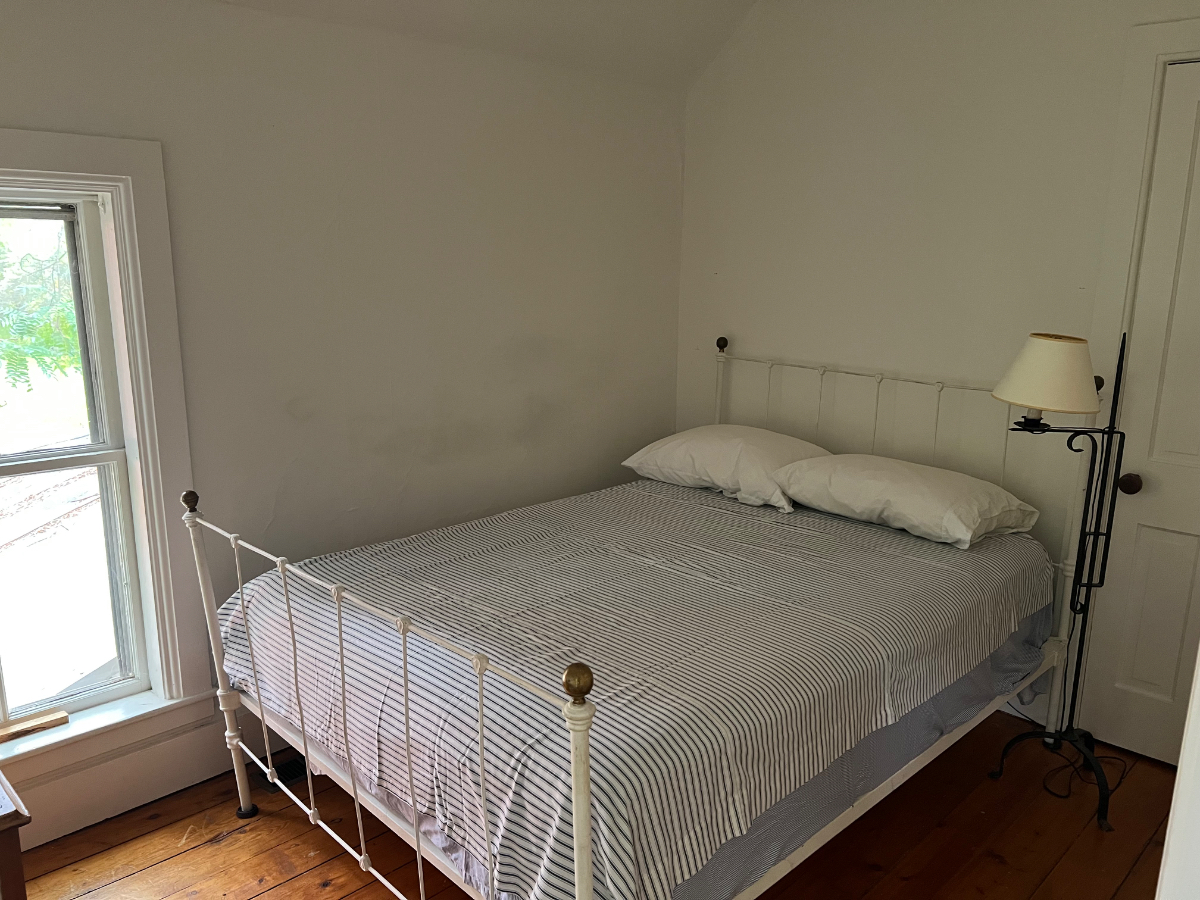 Sun-Filled, Cozy 3BR, 1.5BA Furnished Farmhouse with All Amenities on 15 Acres of meadow and orchard - Photo 12