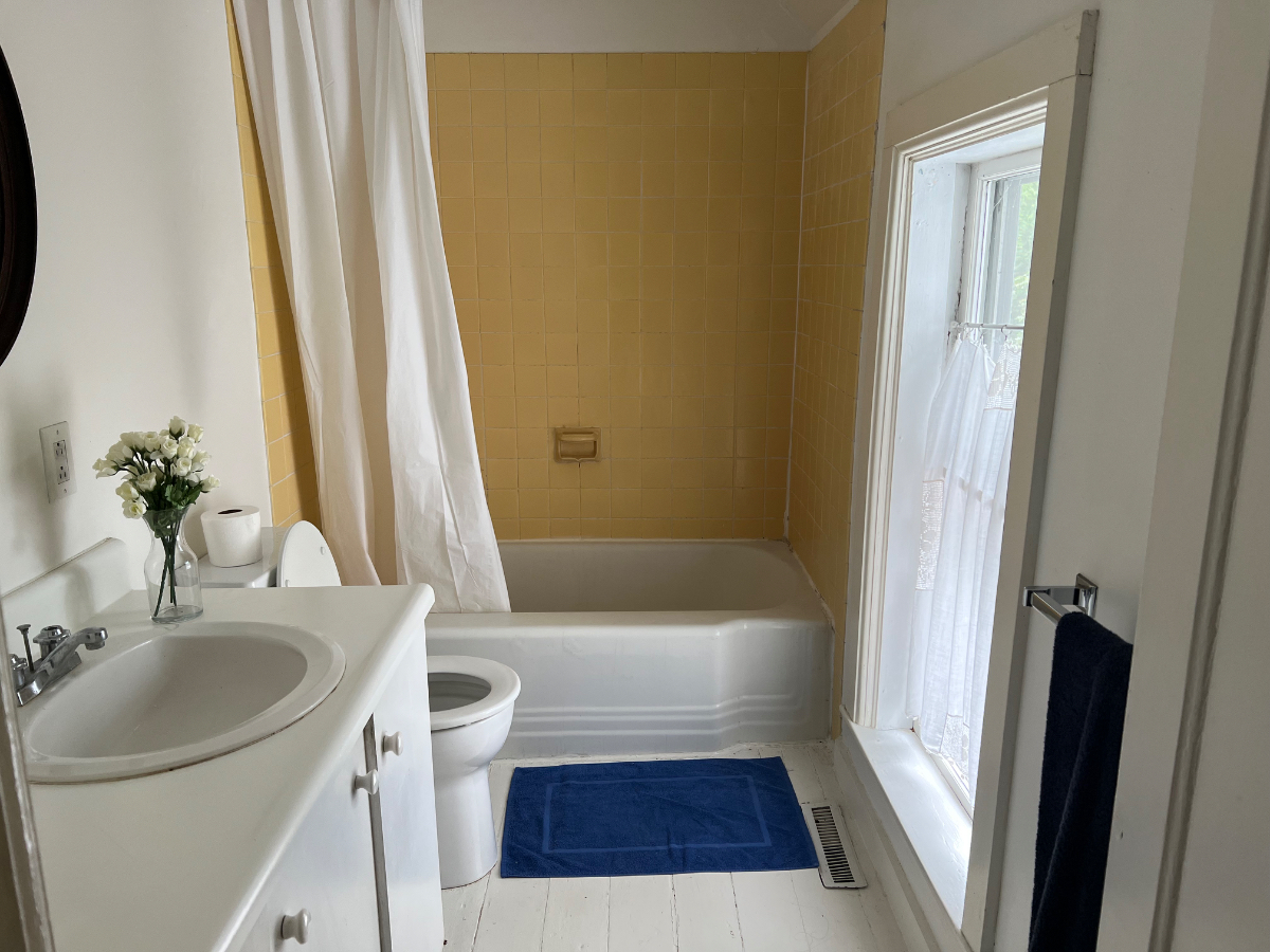 Sun-Filled, Cozy 3BR, 1.5BA Furnished Farmhouse with All Amenities on 15 Acres of meadow and orchard - Photo 11