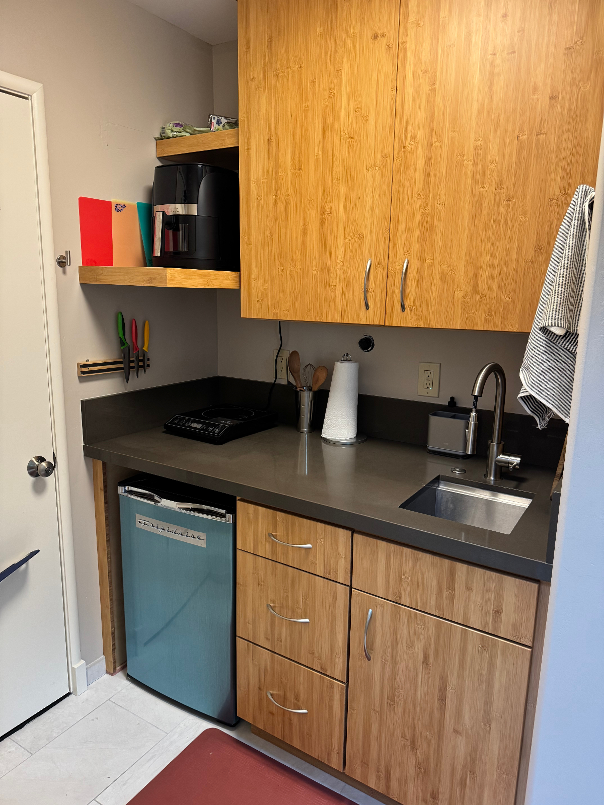 Lovely Studio with Skylight & Lush Garden Minutes from the Beach and Hospitals - Peaceful Santa Cruz Gem - Photo 5