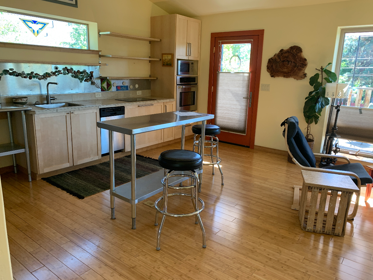 Small House, Great Location (Open for booking 3 or more months beginning January 15, 2027) - Photo 4