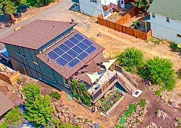 Small House, Great Location (Open for booking 3 or more months beginning January 15, 2027) - Photo 1