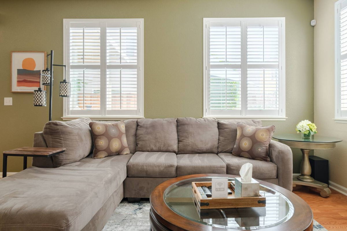 Spacious 4-Bedroom Modern Retreat - Photo 2