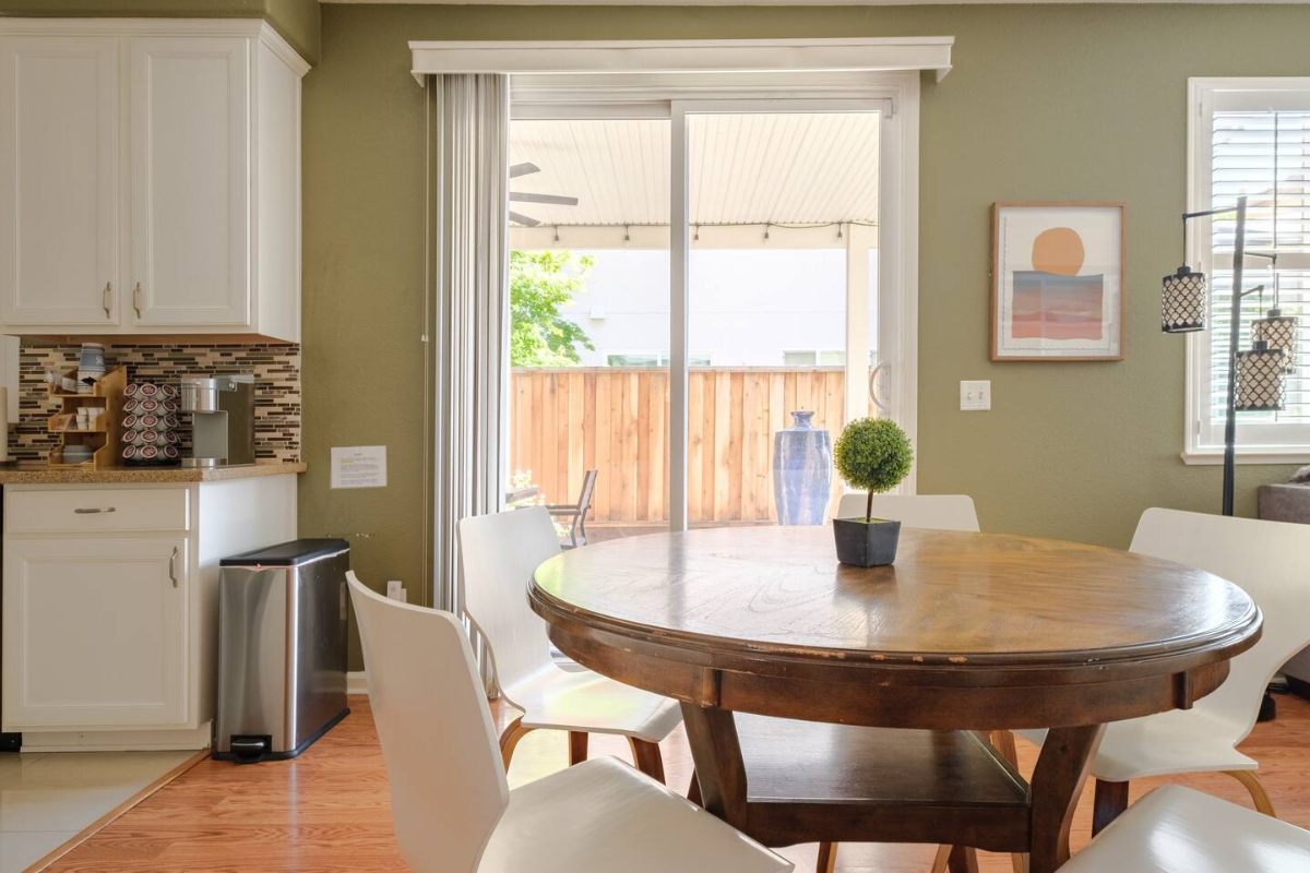 Spacious 4-Bedroom Modern Retreat - Photo 6