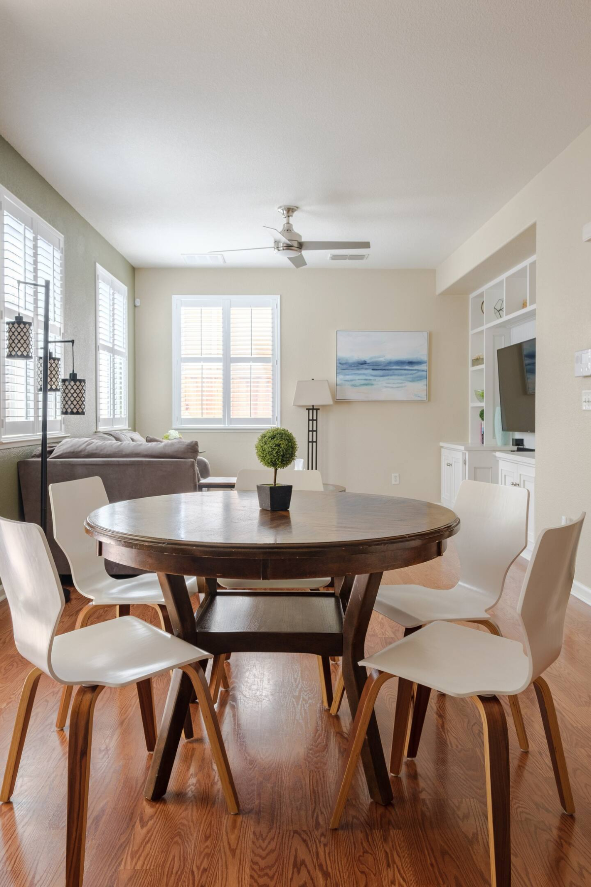 Spacious 4-Bedroom Modern Retreat - Photo 5