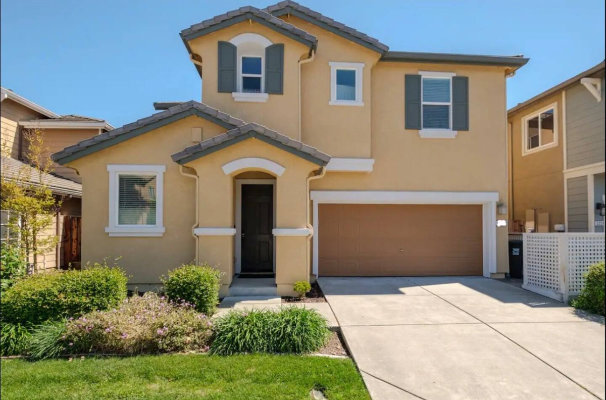 Spacious 4-Bedroom Modern Retreat