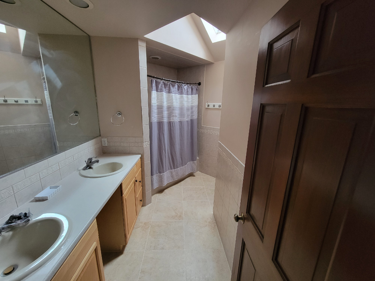 Upscale hampton bays home - Photo 1